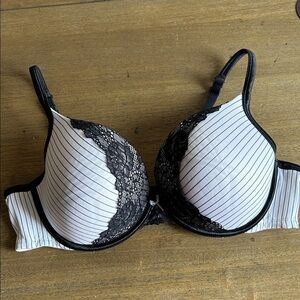 Cacique Push Up Black And White Stripes Lace Trim Detail Bra. Size 42D. Like New